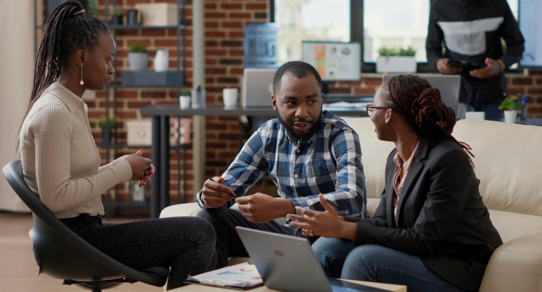 Participant analysant des données financières sur un tableau interactif